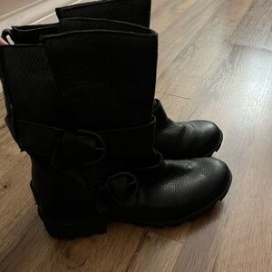 Sorel Black Fabric Label